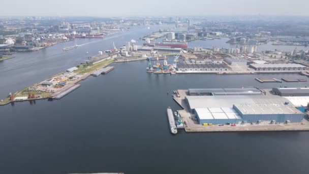 Amsterdam Westelijk havengebied Westpoort, Holanda do Norte, Países Baixos. Vista aérea do helicóptero drone. — Vídeo de Stock