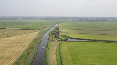 Hollanda 'da Egmond yakınlarında tarihi rüzgar değirmeniyle Hollanda doğa sahnesi.