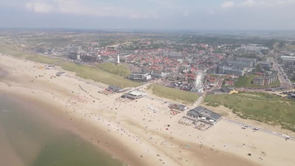 2021年7月25日、オランダのエグモンド・アーン・ゼー。オランダで美しい晴れた日にビーチの海岸線。太陽とビーチで再現された水の人々. — ストック動画