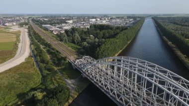 Diemen ve Weesp arasındaki Amsterdam-Rijnkanaal üzerindeki Muiderspoorbrug 'un hava görüntüsü.