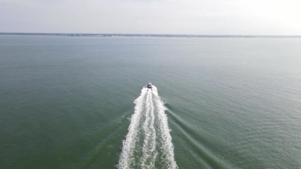 Boot op zee in Nederland bij Vlissingen, op hoge snelheid gevolgd op een zonnige dag. — Stockvideo