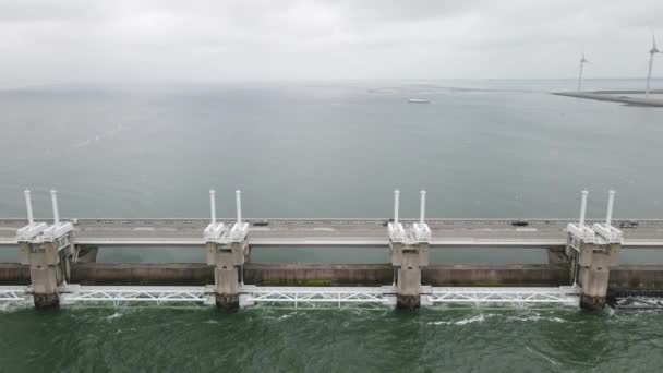 Deltawerken in Nederland, Neeltje Jans Oosterscheldekering in Zeeland, Walcheren. — Stockvideo