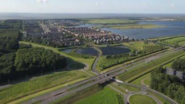 Almere 'deki modern yenilikçi yerleşim alanı, deniz kenarı boyunca, güneş paneli alanı da dahil. Hollanda, Flevoland.
