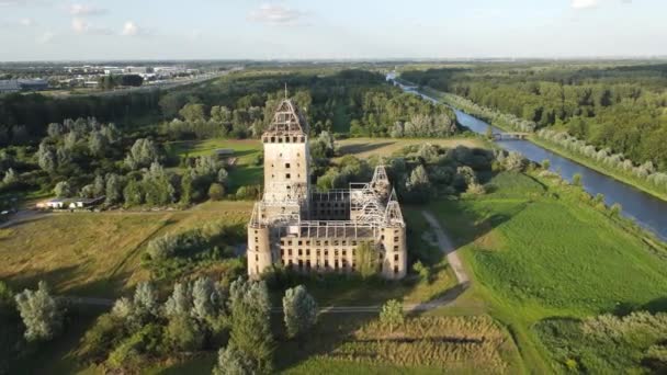 Almere slott unfnished ruin av en ofullbordad slott i en skog i Nederländerna, Europa. — Stockvideo