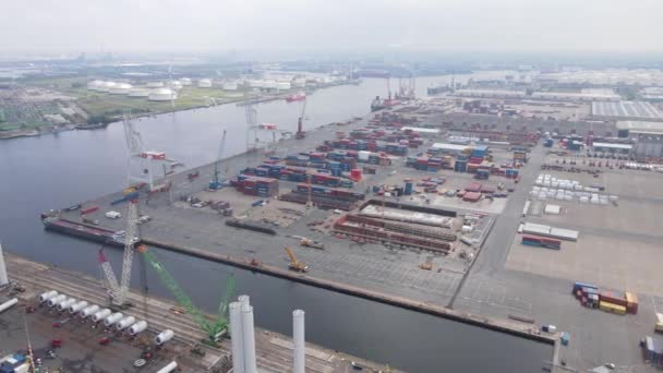 Amsterdam Westpoort, 11 juli 2021, Nederland. TMA Logistiek, containeropslag en verzendfaciliteit. Luchtdrone zicht. — Stockvideo