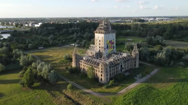 Almere slott unfnished ruin av en ofullbordad slott i en skog i Nederländerna, Europa. — Stockvideo