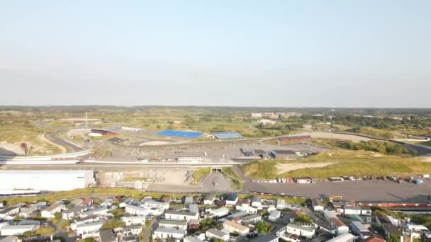 Circuit Zandvoort, 11 augusti 2021, North Holland, Nederländerna, Dutch Grand Prix, Formel 1 uppbyggnadsfasen. Flygfoto, drönare, helikoptervy. — Stockvideo