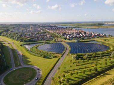 Almere 'deki modern yenilikçi yerleşim alanı, deniz kenarı boyunca, güneş paneli alanı da dahil. Hollanda, Flevoland.