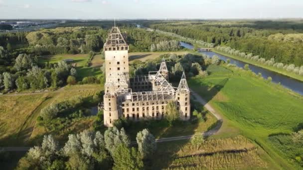 Schloss Almere unvollendete Ruine eines unvollendeten Schlosses in einem Wald in den Niederlanden, Europa. — Stockvideo