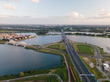 Amsterdam 'da A10 S114 karayolu kavşağının hava görüntüsü.