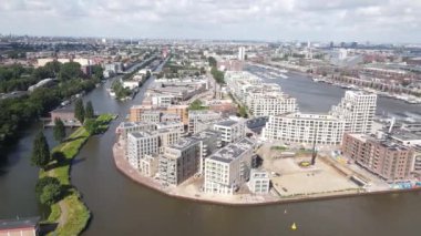Amsterdam, 1 Ağustos 2021, Hollanda Havayolları Doğu Cruquiuswerf 'daki bir inşaat sahasının manzarası, vinçli binalar.