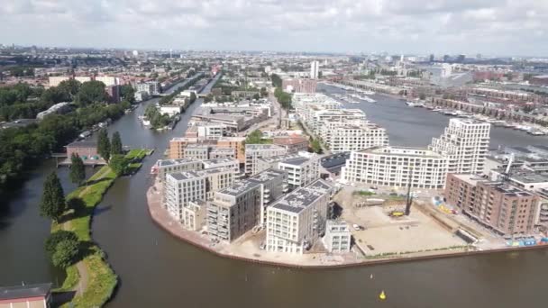 Amsterdam, 1st of August 2021, Países Baixos Vista aérea de um canteiro de obras no Cruquiuswerf Amsterdam East, Edifícios com guindastes — Vídeo de Stock