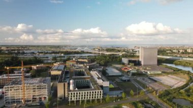 Amsterdam, 8 Ağustos 2021, Amsterdam bilim parkının havadan görünüşü Amsterdam 'ın doğusunda üniversite kampüsü ve veri tabanı üzerinde uçuyor.