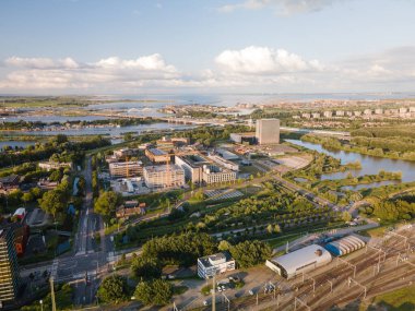 Amsterdam, 8 Ağustos 2021, Amsterdam bilim parkının havadan görünüşü Amsterdam 'ın doğusunda üniversite kampüsü ve veri tabanı üzerinde uçuyor.