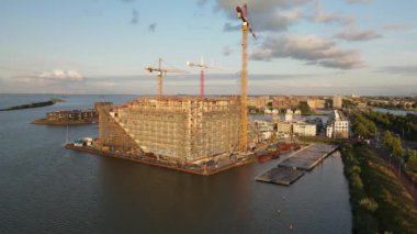 Hollanda, Amsterdam, Ijburg yakınlarında vinçleri olan bir apartmanın inşaat sahasının hiperlapası. Hollanda.