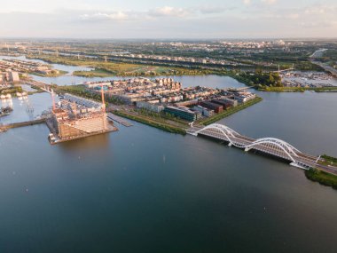 Amsterdam, Hollanda 'daki Enneus Heermabrug' un Ijburg ve Steigereiland Amsterdam 'a giden hava aracı videosu..