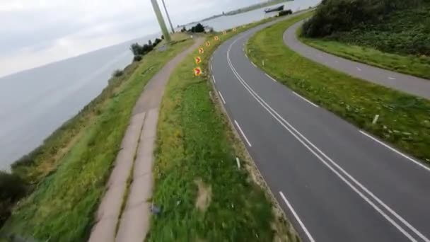 Infra-estrutura rodoviária holandesa dirigindo através de uma estrada de condução final canto em uma paisagem linda. — Vídeo de Stock