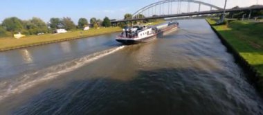 Amsterdam, 2 Eylül 2021, Hollanda. Su yolu kanalı lojistik altyapı hava aracı görüntüsünde nakliye gemisi.