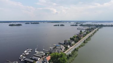 Loosdrecht Loosdrechtse Plassen hava aracı görüntüsü Bir yaz günü evleri ve yolda akan dyck yolu.