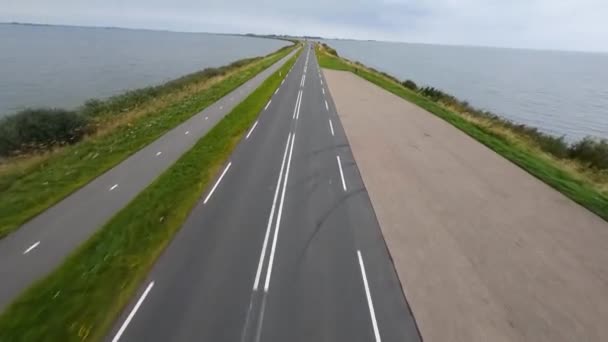 Nederlandse wegeninfrastructuur rijdt door een bocht ultieme rijweg in een prachtig landschap. — Stockvideo