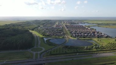 Almere 'deki modern yenilikçi yerleşim alanı, deniz kenarı boyunca, güneş paneli alanı da dahil. Hollanda, Flevoland.