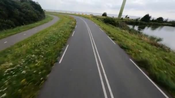 Nederlandse wegeninfrastructuur rijdt door een bocht ultieme rijweg in een prachtig landschap. — Stockvideo