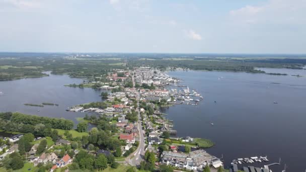 Loosdrecht Loosdrechtse夏の日の家や水の中を走る道路の暗い道での空中ドローンの眺め. — ストック動画