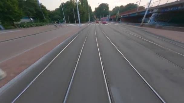 Amsterdam, 6. August 2021, Niederlande. Straßenbahnhaltestelle ÖPNV-Infrastruktur. Über die Straßenbahnschiene geflogen. — Stockvideo