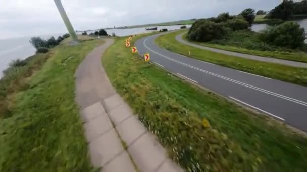 Nederlandse wegeninfrastructuur rijdt door een bocht ultieme rijweg in een prachtig landschap. — Stockvideo