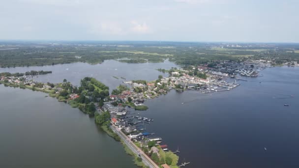 Loosdrecht Loosdrechtse Plassen vista aérea del dron en un día de verano casas y carretera dyck corriendo a través del agua. — Vídeos de Stock