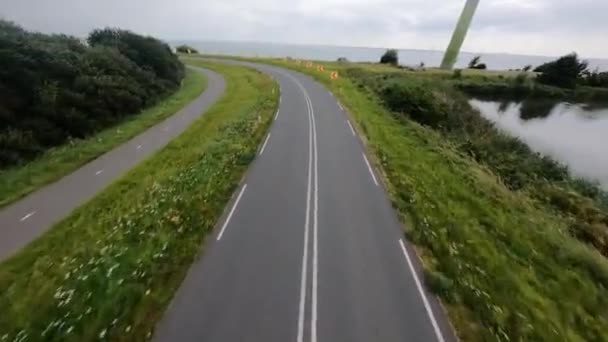 Infraestructura vial holandesa que conduce a través de una carretera de conducción final de esquina en un paisaje hermoso. — Vídeo de stock