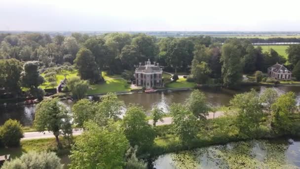 Vue aérienne par drone de la rivière Nes Stichtse Vecht entre Amsterdam et Utrecht avec villa maisons historiques, le long de l'eau. — Video