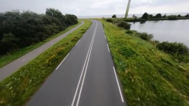 Nederlandse wegeninfrastructuur rijdt door een bocht ultieme rijweg in een prachtig landschap. — Stockvideo