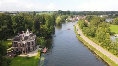 Amsterdam ve Utrecht arasındaki Nes Stichtse Vecht nehrinin deniz kıyısındaki tarihi villalı insansız hava aracı görüntüsü..