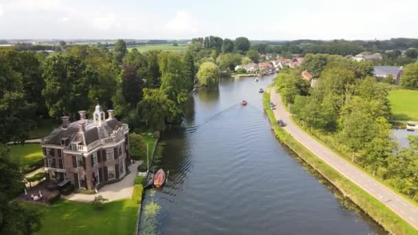 Воздушный беспилотник с видом на реку Нес-Стихце-Вехт между Амстердамом и Утрехтом с виллой в старинных домах, вдоль воды. — стоковое видео