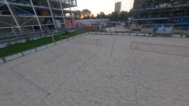 Plaj voleybol sahası boş zamanlardaki spor aktivitelerinin üzerinde uçuyor fpv kamera görüntüsü. — Stok video
