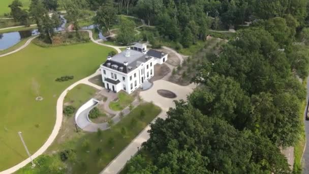 Vue aérienne par drone d'une jolie villa le long de la voie navigable Stichtse Vecht en Hollande, Pays-Bas. — Video