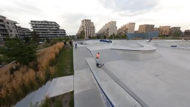 Vista aérea de un parque de skate de deportes extremos de ocio urbano — Vídeos de Stock