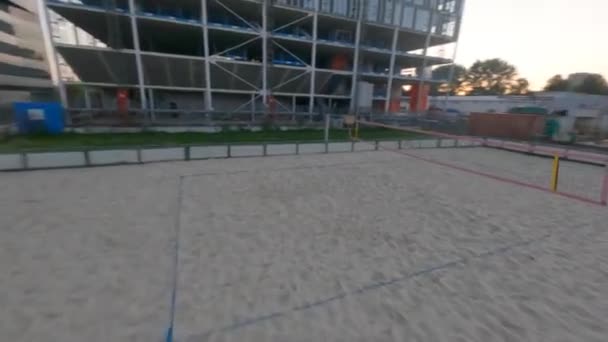 Plaj voleybol sahası boş zamanlardaki spor aktivitelerinin üzerinde uçuyor fpv kamera görüntüsü. — Stok video