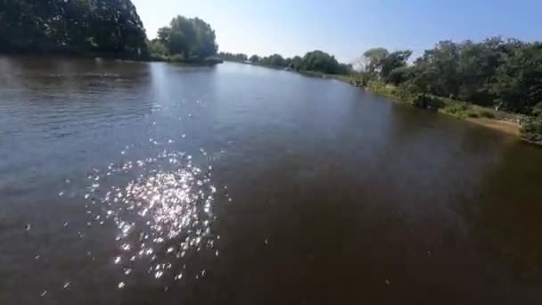 Voando sobre o rio Amstel Amsterdam lazer via navegável com barcos navegando na água. — Vídeo de Stock