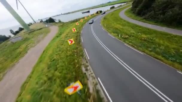 Голландская дорожная инфраструктура проезжает по угловой конечной дороге в красивом ландшафте. — стоковое видео
