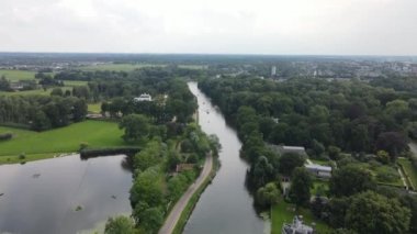 Amsterdam ve Utrecht arasındaki Nes Stichtse Vecht nehrinin deniz kıyısındaki tarihi villalı insansız hava aracı görüntüsü..