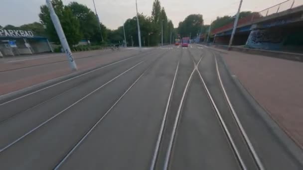 Amsterdam, 6. August 2021, Niederlande. Straßenbahnhaltestelle ÖPNV-Infrastruktur. Über die Straßenbahnschiene geflogen. — Stockvideo