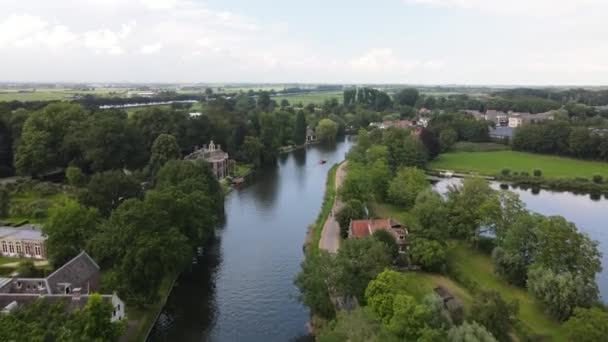 암스테르담 과 위트레흐트 사이에 있는네 스티치 세 베흐 트 강의 공중 드론 사진 물을 따라 있는 역사적 인 가옥 들 과 함께. — 비디오
