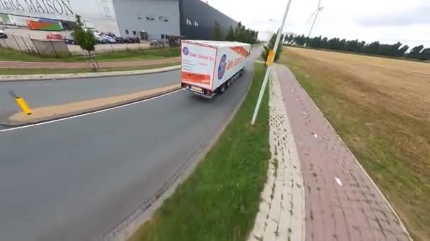Amsterdam, 15 september 2021, Nederland. Na een logistieke transport truck lading vracht fpv antenne. — Stockvideo