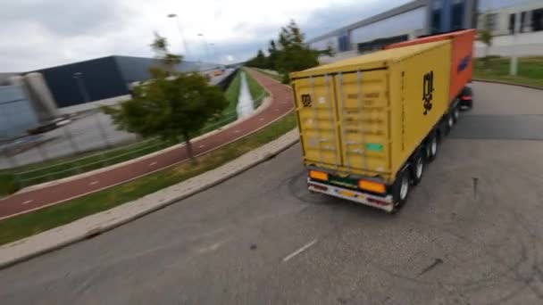 Amsterdam, 15 september 2021, Nederland. Na een logistieke transport truck lading vracht fpv antenne. — Stockvideo