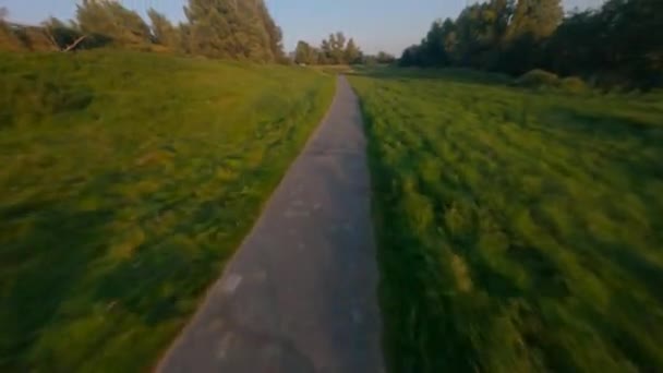 自然の草原を通って歩行者天国とサイクルパスを飛んでいます。オランダのアムステルダム周辺のインフラ. — ストック動画