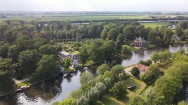 Amsterdam ve Utrecht arasındaki Nes Stichtse Vecht nehrinin deniz kıyısındaki tarihi villalı insansız hava aracı görüntüsü..