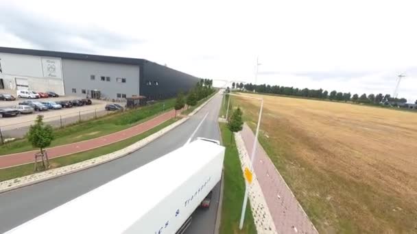 Amsterdam, 15 september 2021, Nederland. Na een logistieke transport truck lading vracht fpv antenne. — Stockvideo