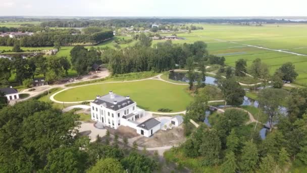 Vue aérienne par drone d'une jolie villa le long de la voie navigable Stichtse Vecht en Hollande, Pays-Bas. — Video